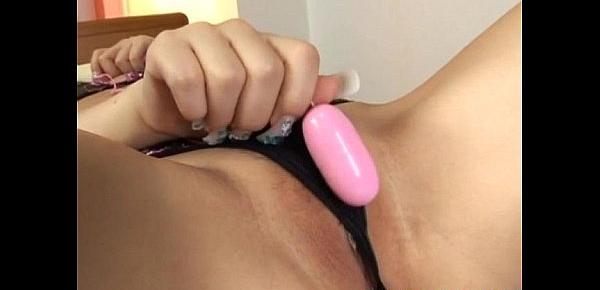  MOMO uses vibrator on cunt for big orgasms